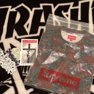 🚨Supreme Digi Floral Small Box Logo tee🚨